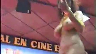 Garota bunda com pei ...