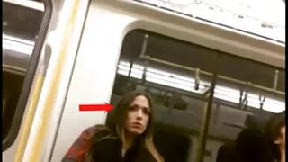 Homem nu está entret ...